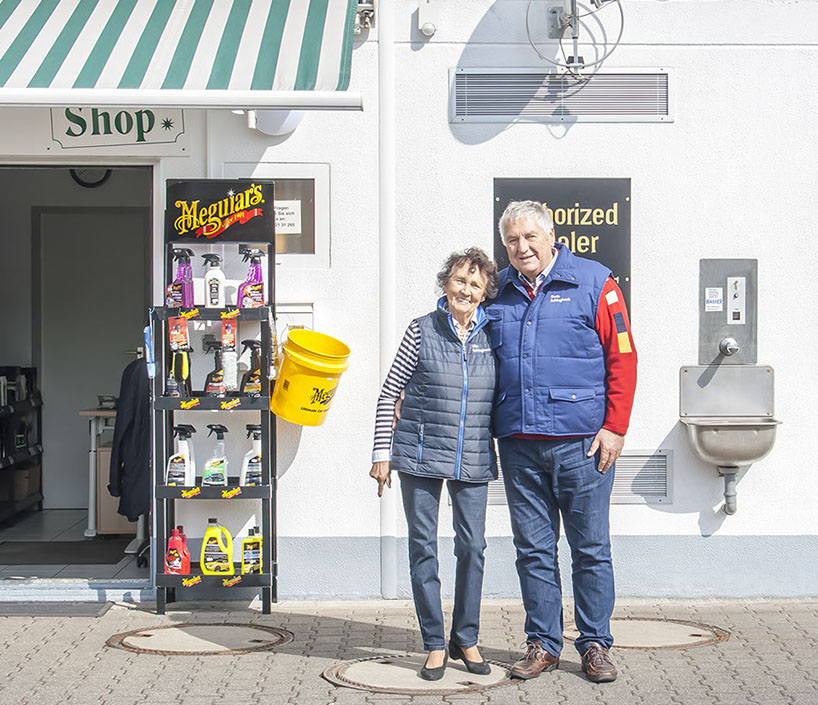 Inhaberin Ulla Zimmermann-Schlagheck und Ehemann Bodo Schlagheck vor Ihrem Shop.