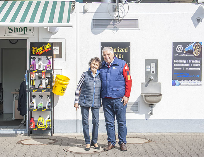 Inhaberin Ulla Zimmermann-Schlagheck und Ehemann Bodo Schlagheck vor Ihrem Shop.