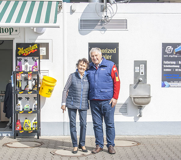 Inhaberin Ulla Zimmermann-Schlagheck und Ehemann Bodo Schlagheck vor Ihrem Shop.