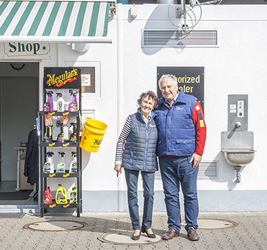 Inhaberin Ulla Zimmermann-Schlagheck und Ehemann Bodo Schlagheck vor Ihrem Shop.