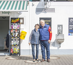 Inhaberin Ulla Zimmermann-Schlagheck und Ehemann Bodo Schlagheck vor Ihrem Shop.