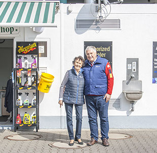 Inhaberin Ulla Zimmermann-Schlagheck und Ehemann Bodo Schlagheck vor Ihrem Shop.