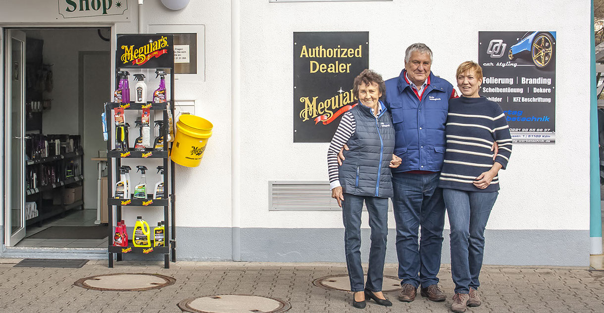 Inhaberin Ulla Zimmermann-Schlagheck, Ehemann Bodo Schlagheck und Anja Schlagheck vor Ihrem Shop.