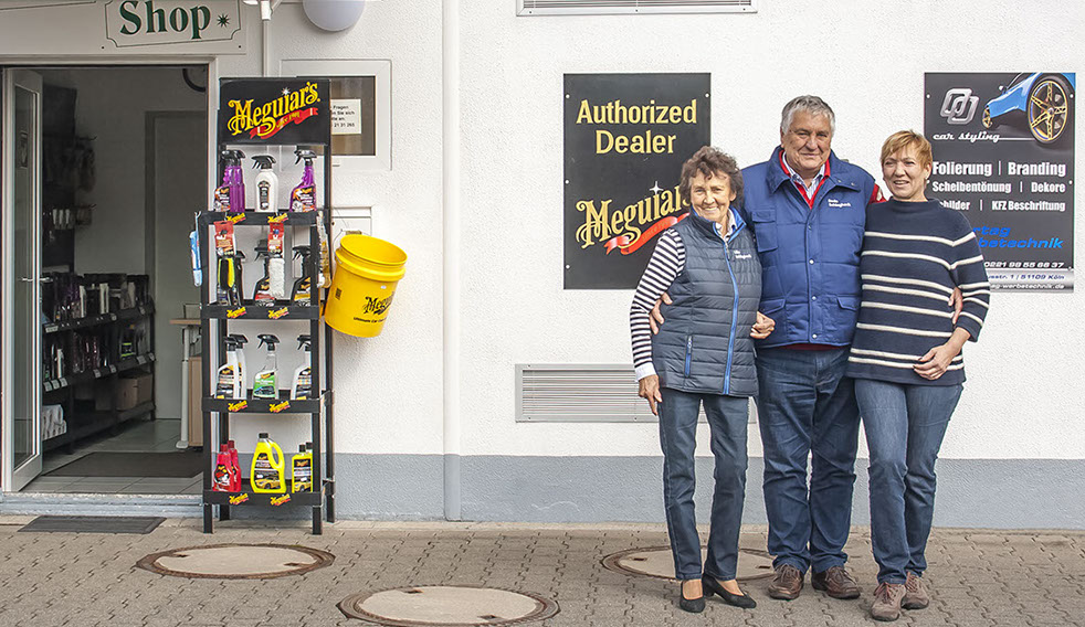 Inhaberin Ulla Zimmermann-Schlagheck, Ehemann Bodo Schlagheck und Anja Schlagheck vor Ihrem Shop.