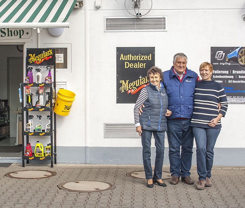 Inhaberin Ulla Zimmermann-Schlagheck, Ehemann Bodo Schlagheck und Anja Schlagheck vor Ihrem Shop.