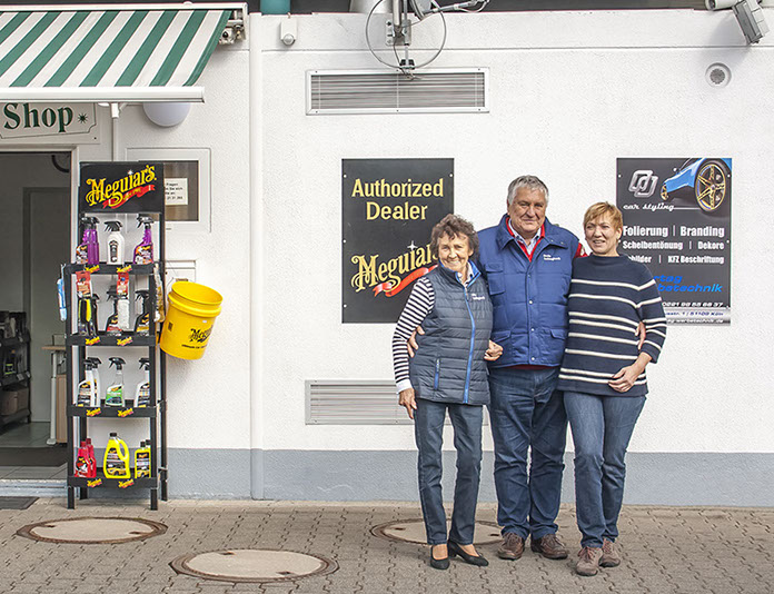 Inhaberin Ulla Zimmermann-Schlagheck, Ehemann Bodo Schlagheck und Anja Schlagheck vor Ihrem Shop.