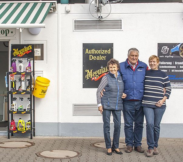 Inhaberin Ulla Zimmermann-Schlagheck, Ehemann Bodo Schlagheck und Anja Schlagheck vor Ihrem Shop.