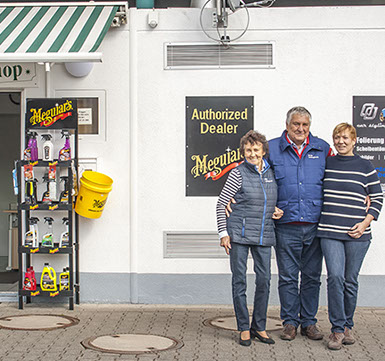 Inhaberin Ulla Zimmermann-Schlagheck, Ehemann Bodo Schlagheck und Anja Schlagheck vor Ihrem Shop.