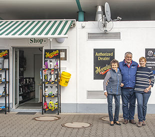 Inhaberin Ulla Zimmermann-Schlagheck, Ehemann Bodo Schlagheck und Anja Schlagheck vor Ihrem Shop.